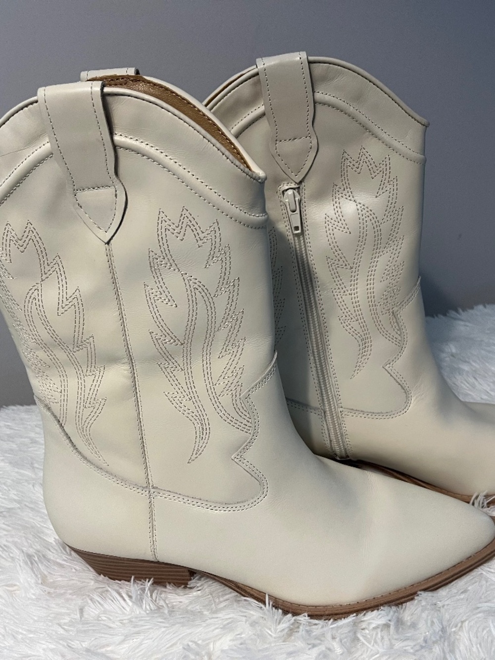 Crown Vintage CV-Stava Cream Boots, Size 9M NWT